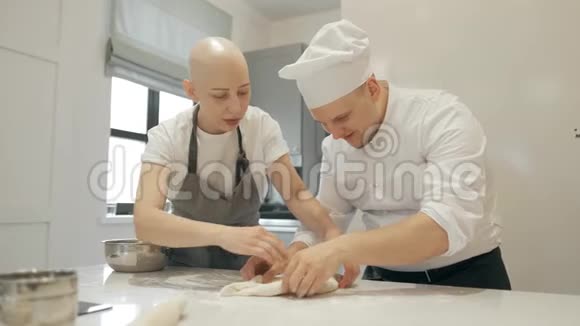 厨师教厨师在餐厅准备面团厨房培训或实习视频的预览图
