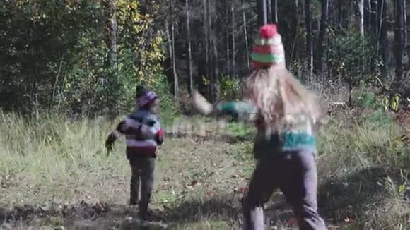 秋天孩子们在森林的空地上奔跑视频的预览图
