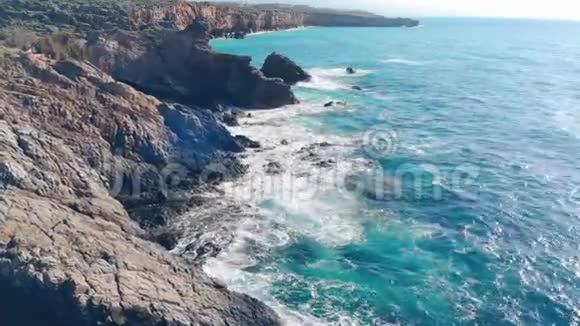 在一个度假胜地海岸的悬崖上飞溅的海视频的预览图