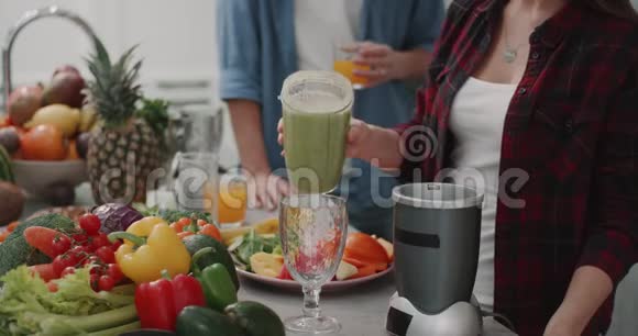 早上做一顿健康早餐情侣一起准备一杯绿色冰沙视频的预览图