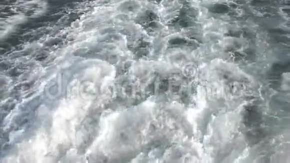 船的海洋痕迹在水面上留下一个小小的泡沫视频的预览图