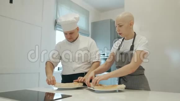 厨师教厨师在餐厅准备面团厨房培训或实习视频的预览图