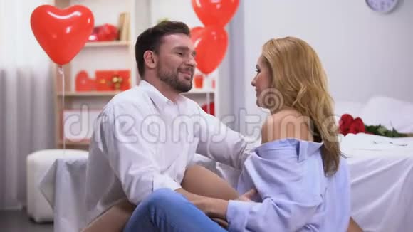 一对夫妻玩得开心一个男的爱挠痒痒的女人笑着庆祝情人节视频的预览图