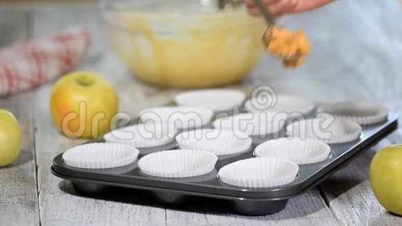 用苹果做小蛋糕松饼倒在烤盘里将面团蛋糕倒入松饼烘焙中视频的预览图