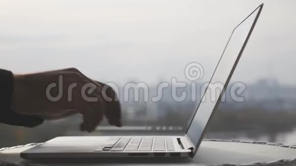 男性手指在笔记本电脑键盘上打字商人手在办公室电脑键盘上打字商务视频的预览图