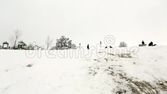 从雪山上跑下来的男孩视频的预览图