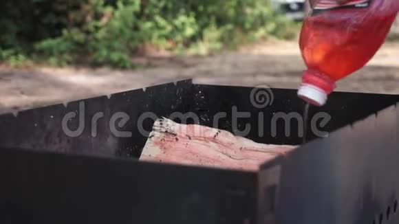 烧烤前把木头浸泡在烤架里视频的预览图
