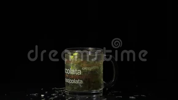 男人手拿一个杯子和绿茶装有有机干绿茶叶和柠檬片的玻璃杯视频的预览图