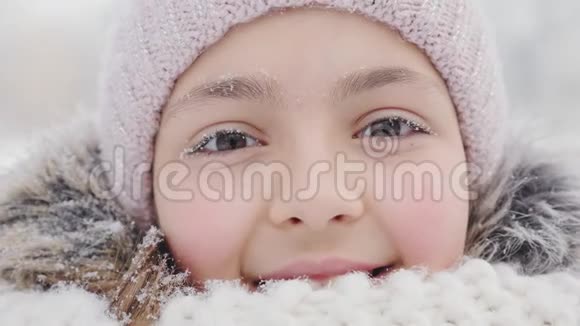 一个少女在寒冷冬日的肖像视频的预览图