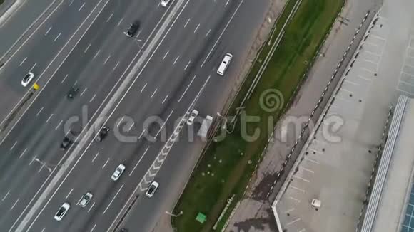 多车道公路的鸟瞰图视频的预览图