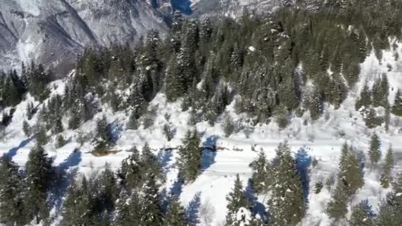 鸟瞰高加索山脉视频的预览图