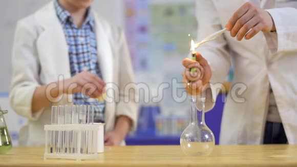 化学家和他的实验室助理做鸡蛋和火的实验视频的预览图