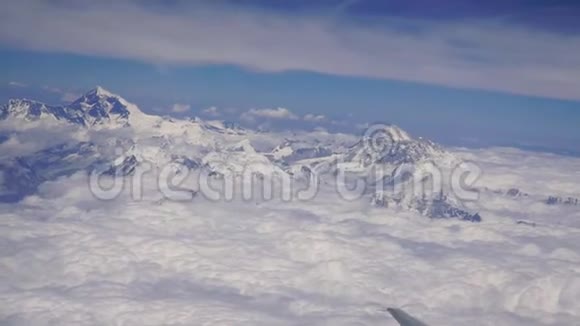 尼泊尔加德满都连接加德满都拉萨航班从飞机上看到珠穆朗玛峰视频的预览图