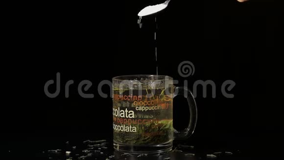 绿茶将糖加入有机干绿茶叶和柠檬片的杯子中在热的W中漂浮视频的预览图