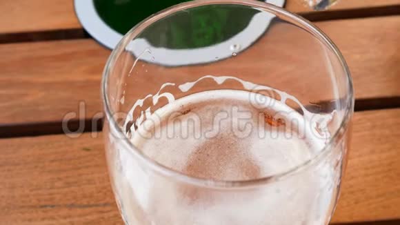 一个罐子里的啤酒被倒进玻璃杯里街头爱尔兰酒吧背景关门视频的预览图
