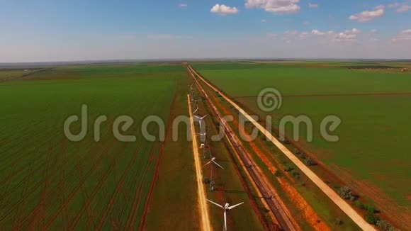 风电场在绿色的田野中间视频的预览图