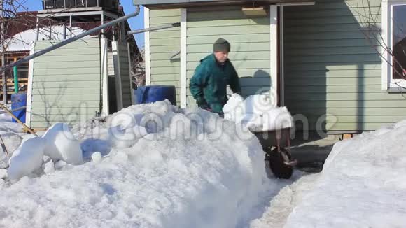 一位老人把乡间的房子从雪中清除视频的预览图