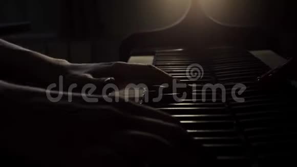 女钢琴家双手演奏古典音乐的大钢琴在阳光下靠近视频的预览图
