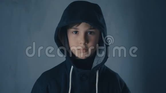 一个在兜帽里无家可归的孤儿的肖像视频的预览图