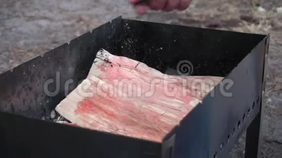 烧烤前把木头浸泡在烤架里视频的预览图