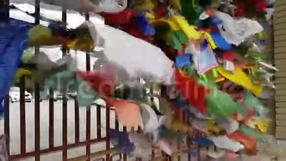 五彩的佛教祈祷旗在大风中飘扬视频的预览图