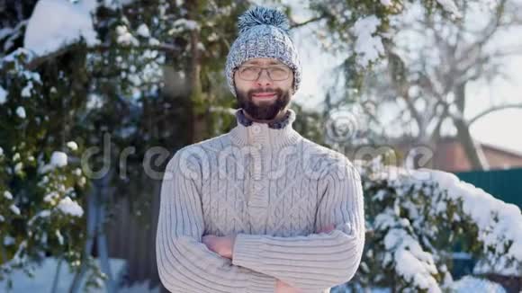戴着假发的冬织帽子的留胡子男子的肖像视频的预览图