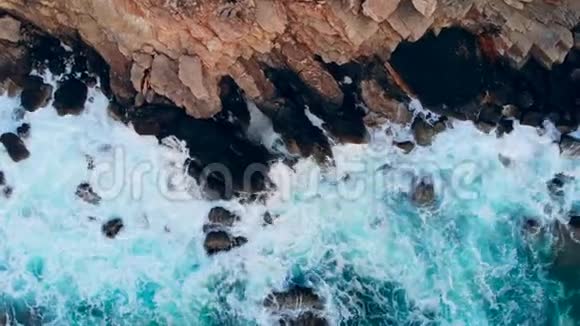 波浪在度假胜地的悬崖上飞溅视频的预览图