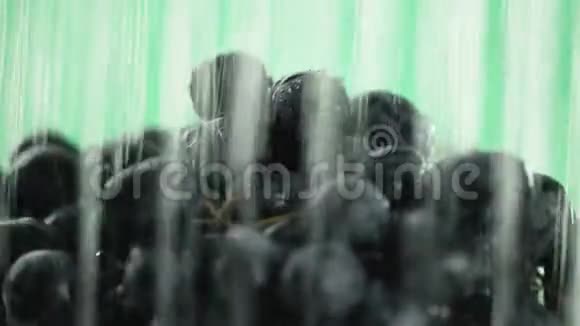 葡萄水从顶部喷出许多射流在视频的最后止水特写视频的预览图
