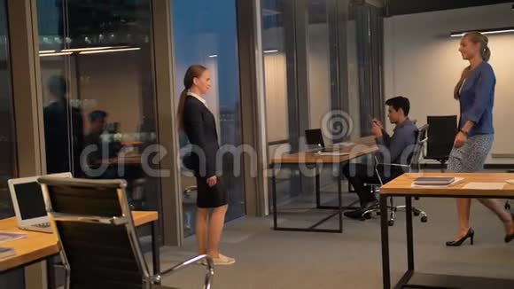 两个漂亮的女商人在现代办公室握手视频的预览图
