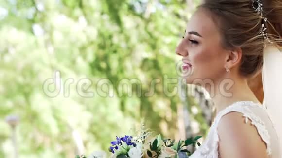 一位美丽幸福的少女新娘的侧景视频的预览图