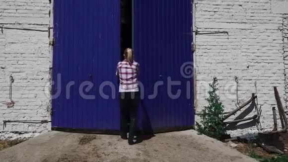 农场女孩打开通往谷仓的大门视频的预览图