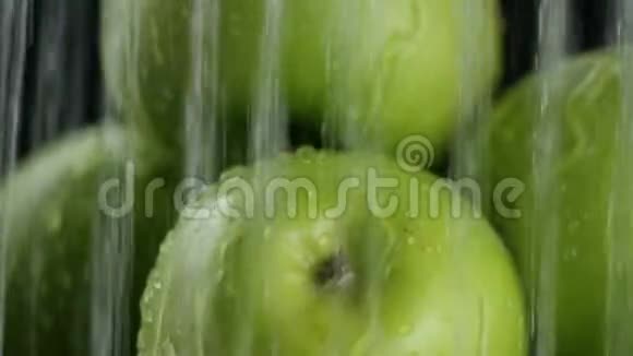 绿苹果水从不同喷流的顶部落下然后停止黑色背景特写视频的预览图