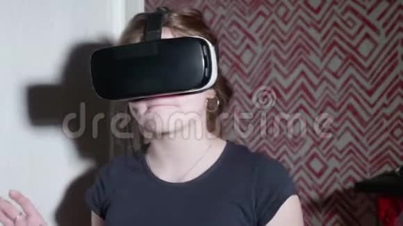 戴着VR眼镜的白种人女孩害怕并担心会发生视频的预览图