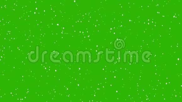 现实的雪落在绿色的背景上孤立的闪电降落视频的预览图