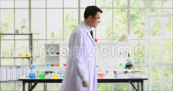亚洲科学家站在实验室里微笑着对着镜头移动身体视频的预览图