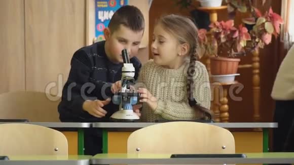 从显微镜里看的男孩视频的预览图