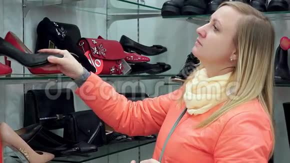 鞋店里的女人选择鞋子特写视频的预览图