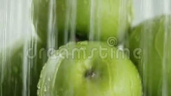 绿苹果水从不同喷流的顶部落下然后停止白色背景特写视频的预览图