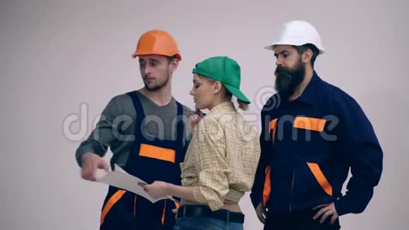 三位施工人员正在讨论施工方案建设工程概念两个戴头盔的女人视频的预览图