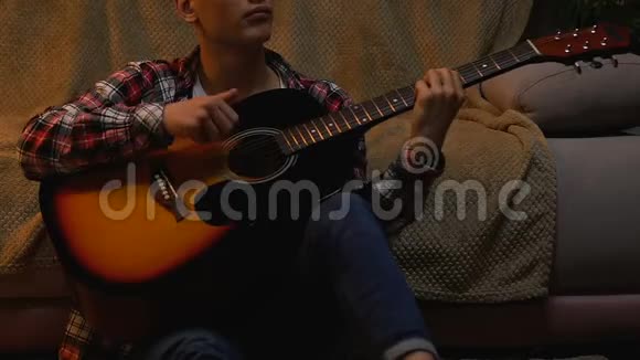 左撇子少年独自在家弹吉他和唱歌摇滚民谣视频的预览图