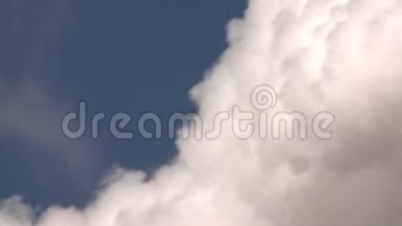 蒸汽从天上的工业工厂升起空气污染静态射击视频的预览图