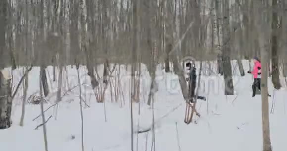 一男一女冬天在公园里跑步练习健康的生活方式在视频的预览图