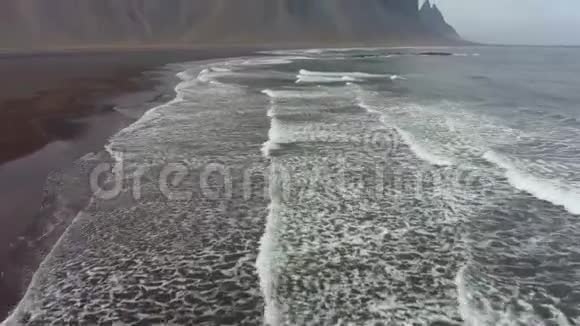 威斯特拉霍恩山和黑沙滩冰岛鸟瞰图视频的预览图
