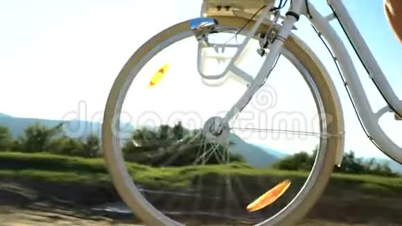 自行车乘坐低角度轮视频的预览图