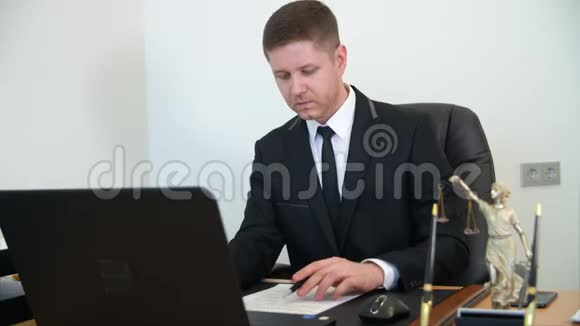 律师事务所工作台专业律师阅签文件视频的预览图
