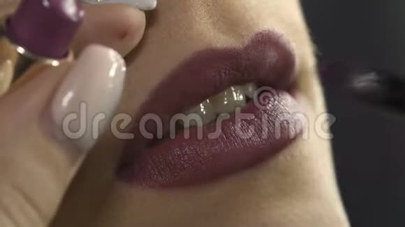 紫色唇膏拍摄壁画视频的预览图