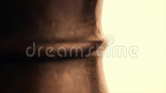 铜的宏射白色背景下的杯子细节镜头视频的预览图
