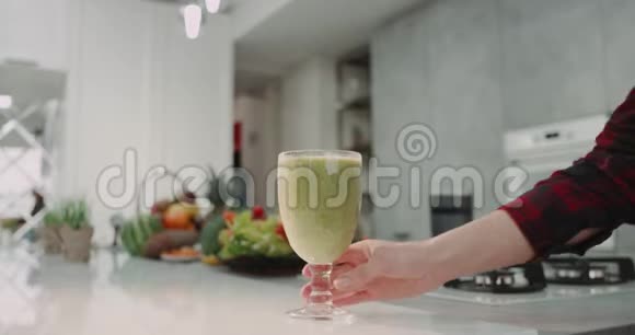 绿色冰沙倒在一个现代厨房特写细节大玻璃拍摄红色史诗4公里视频的预览图