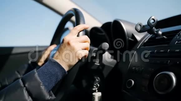 女人开车用手掌舵旅游交通理念女手上路晴天视频的预览图
