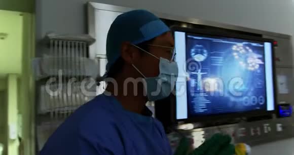 外科医生走进手术室4k视频的预览图
